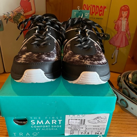 TRAQ BY ALEGRIA QARMA2 BLAST OFF BLACK/WHITE W/Q-CHIP TECHNOLOGY Size 7 1/2~37 - Picture 2 of 5